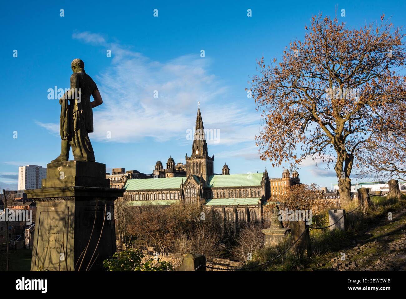 Denkmal für Alexander Hope Pattison Blick auf die Glasgow Cathedral in der Necropolis, Glasgow, Schottland. Stockfoto