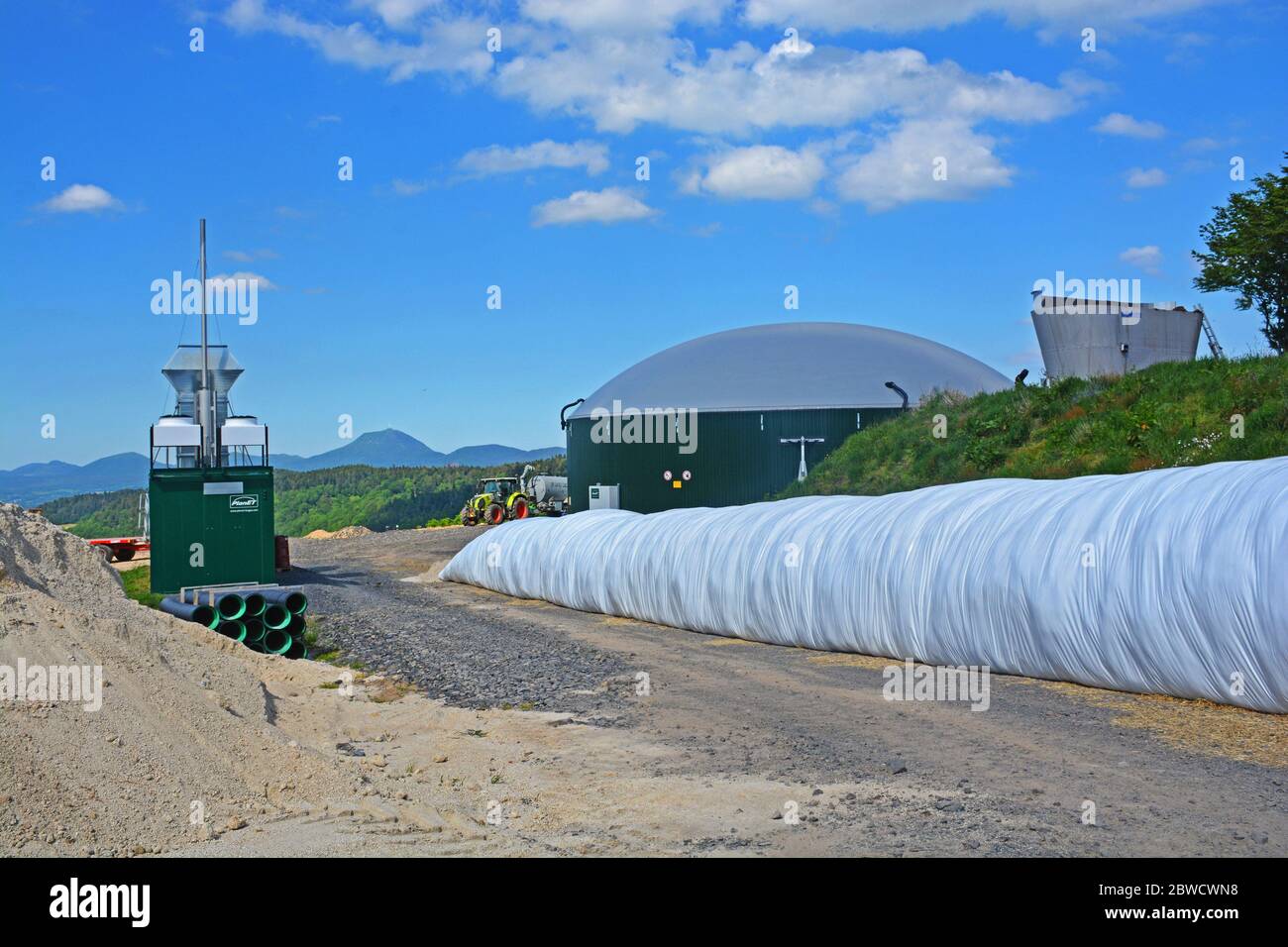 Elektrische Energie in einem Bauernhof, Orcival, Puy-de-Dome, Auvergne, Frankreich Stockfoto