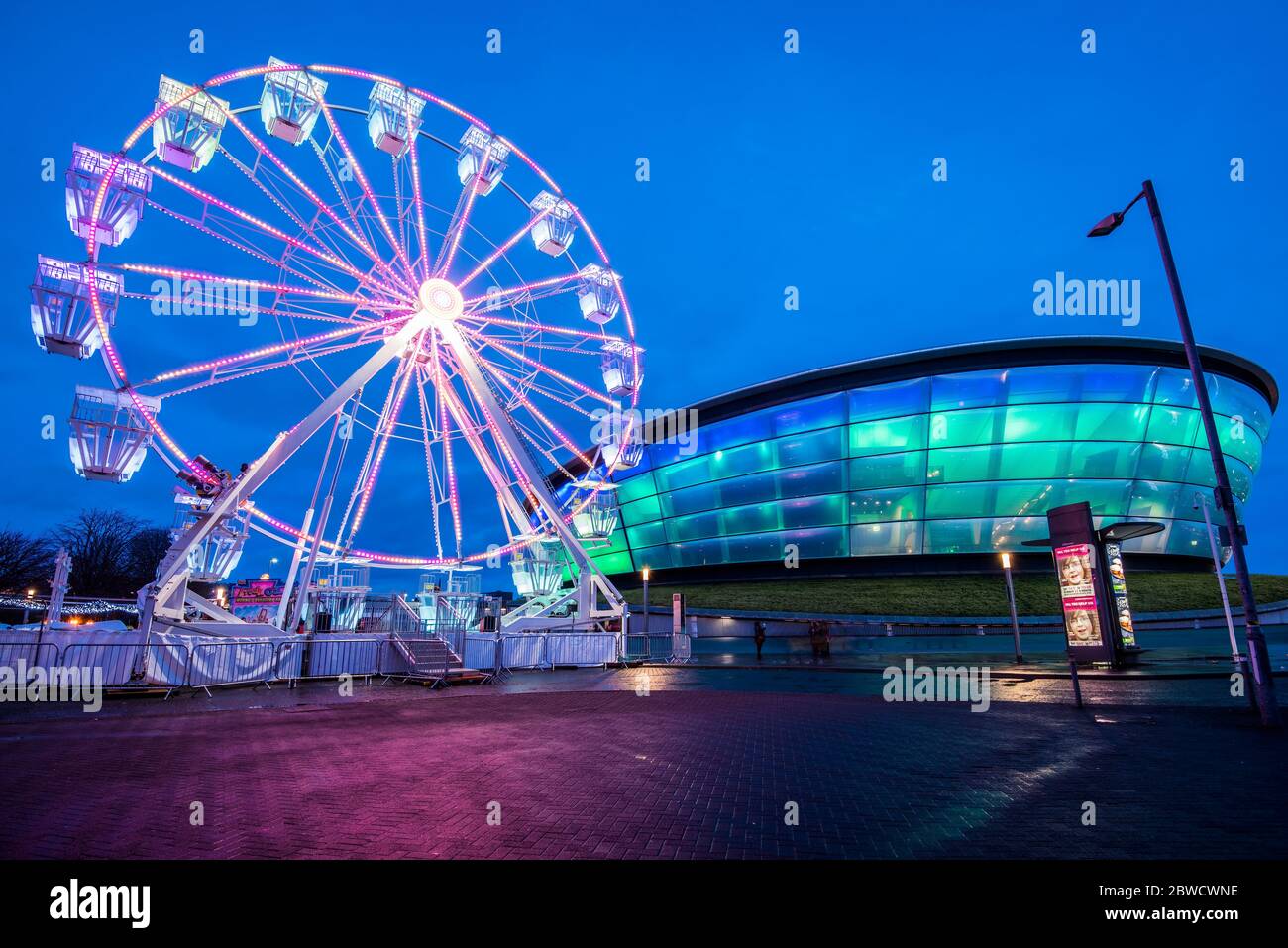 Die SSE Hydro Glasgow bei Nacht mit Christmas Big Wheel. Stockfoto