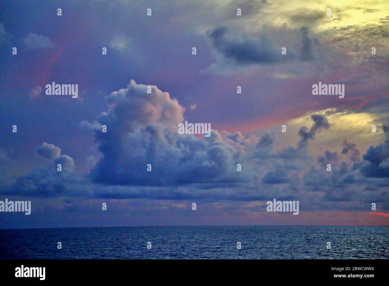 Sonnenaufgang über dem atlantik Stockfoto