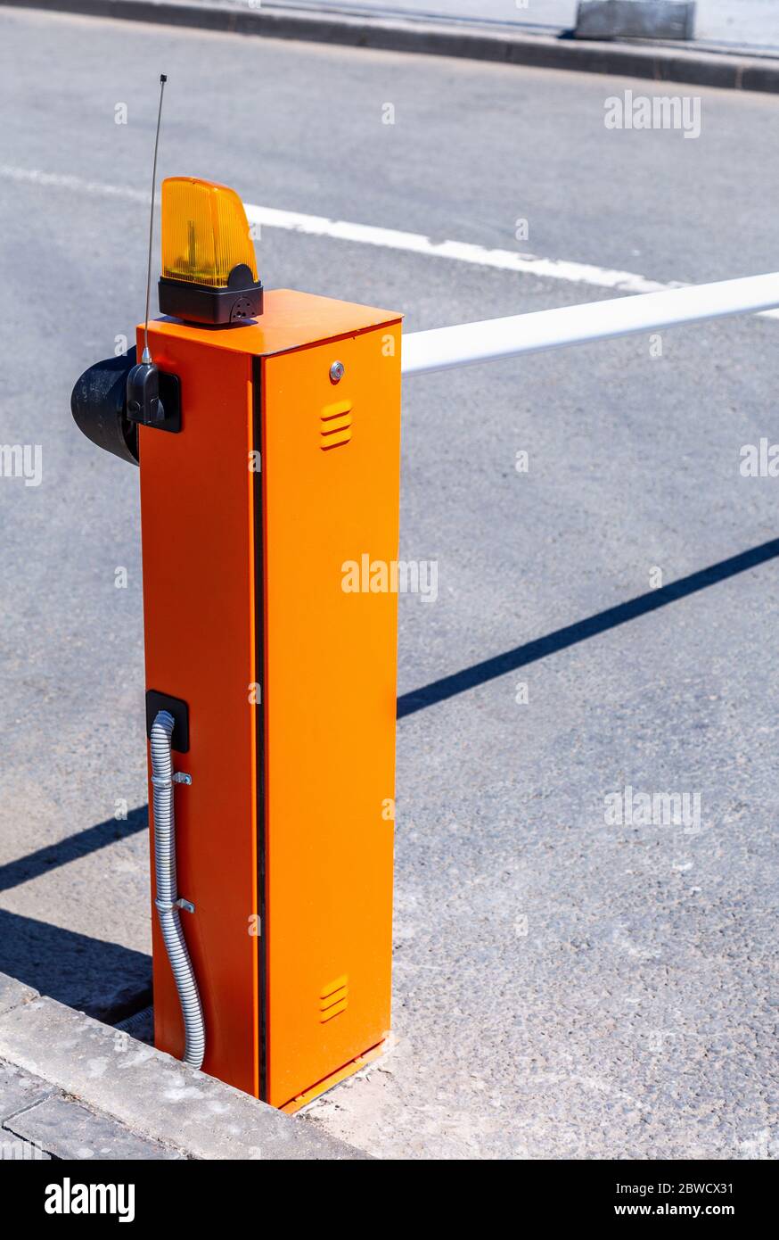 Automatische steigende arm Barriere für die Einreise oder Stop Traffic. Ausleger Barriere Tor acces Eintrag Stockfoto