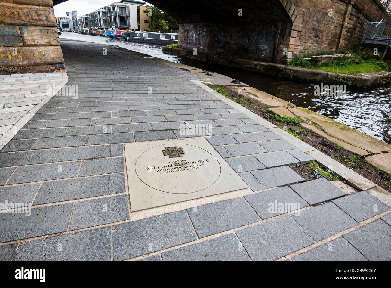 Captain William Bloomfield Memorial Victoria Cross Plakette des 1. Weltkriegs an der Viewforth Bridge, Union Canal, Edinburgh, Schottland Stockfoto