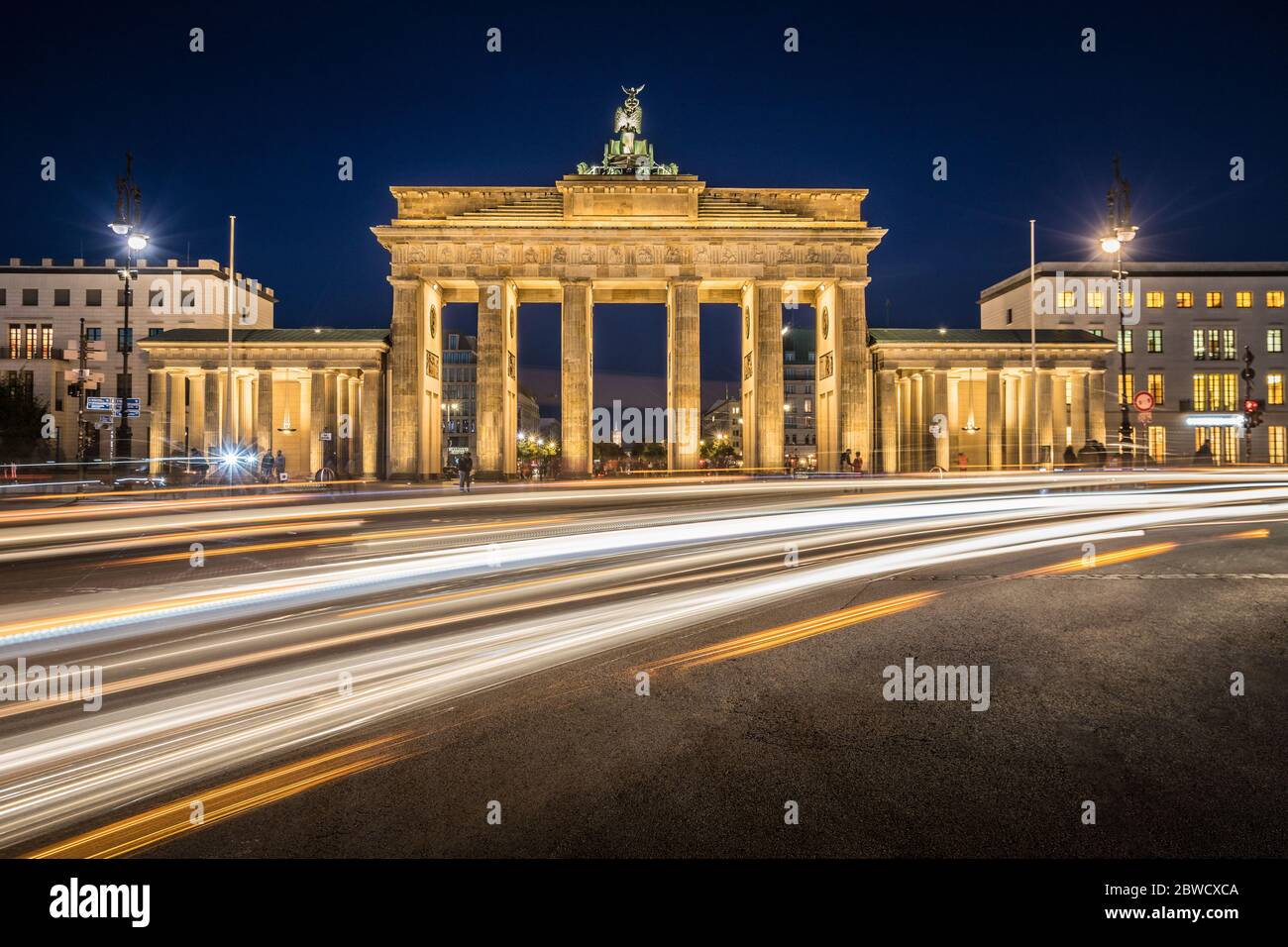 Nachtzeit im Brandenburger Tor in Berlin Stockfoto