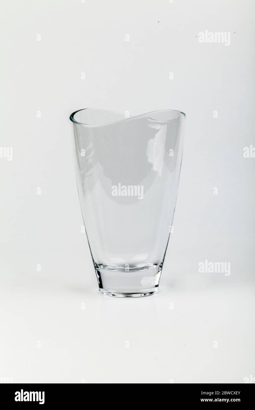 Leere große Glasvase auf weißem Hintergrund Stockfoto