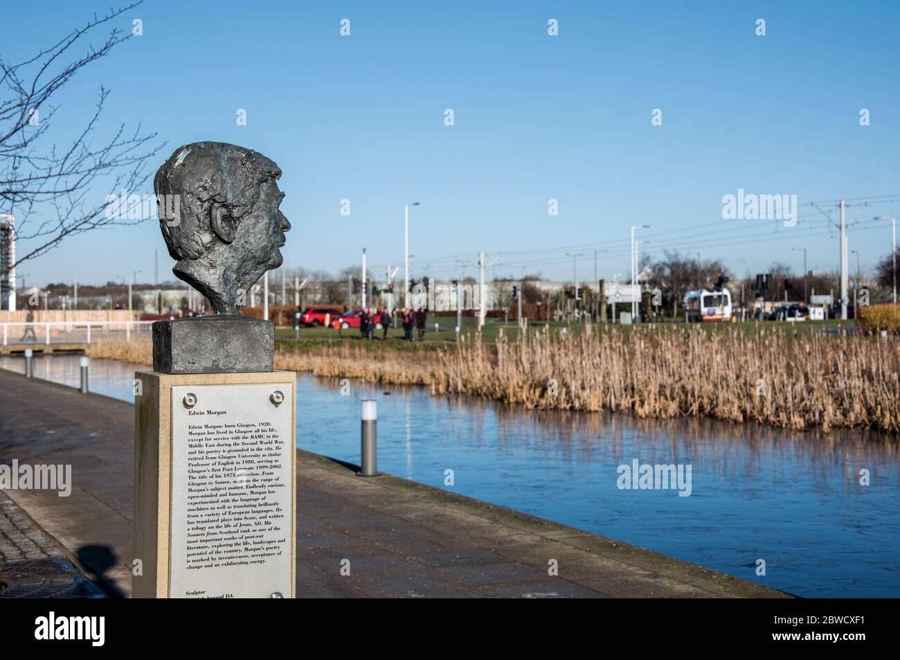 Bronzeskulptur des Dichters Edwin Morgan von David Annand am Edinburgh Park Skulpturenpfad. Stockfoto