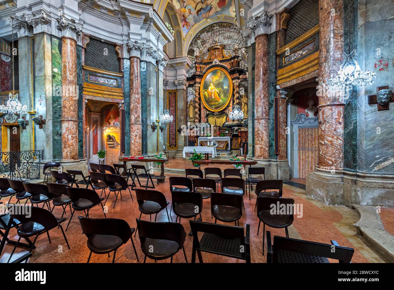 Innenräume der Kirche der Seligen Margarete von Savoyen (chiesa della Maddalena) in Alba, Italien. Stockfoto