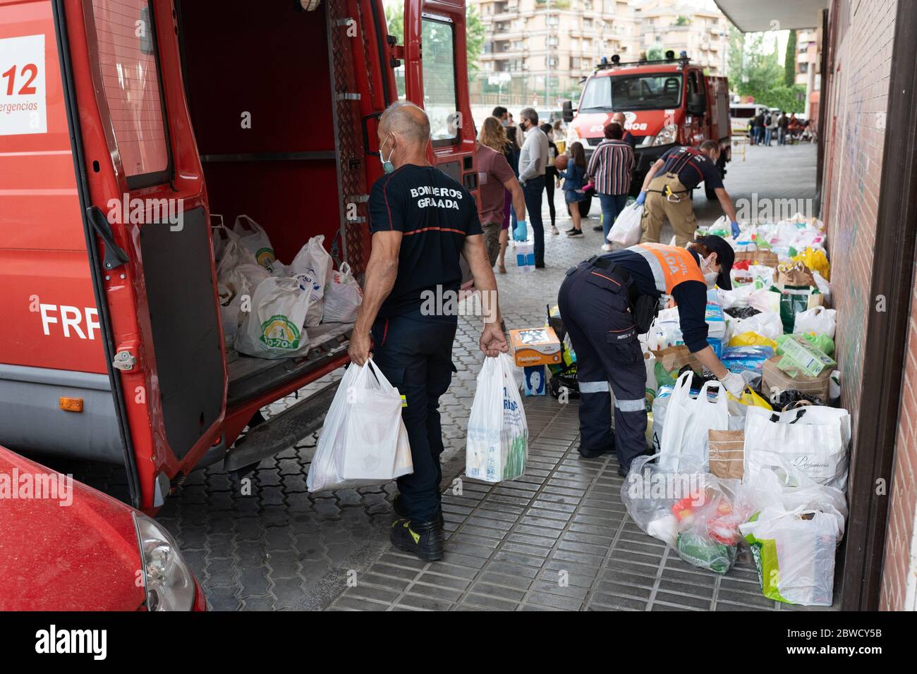 Feuerwehrleute sammeln Lebensmittel und Grundbedürfnisse für die Opfer der Armut aus der Covid-19-Pandemie. Stockfoto