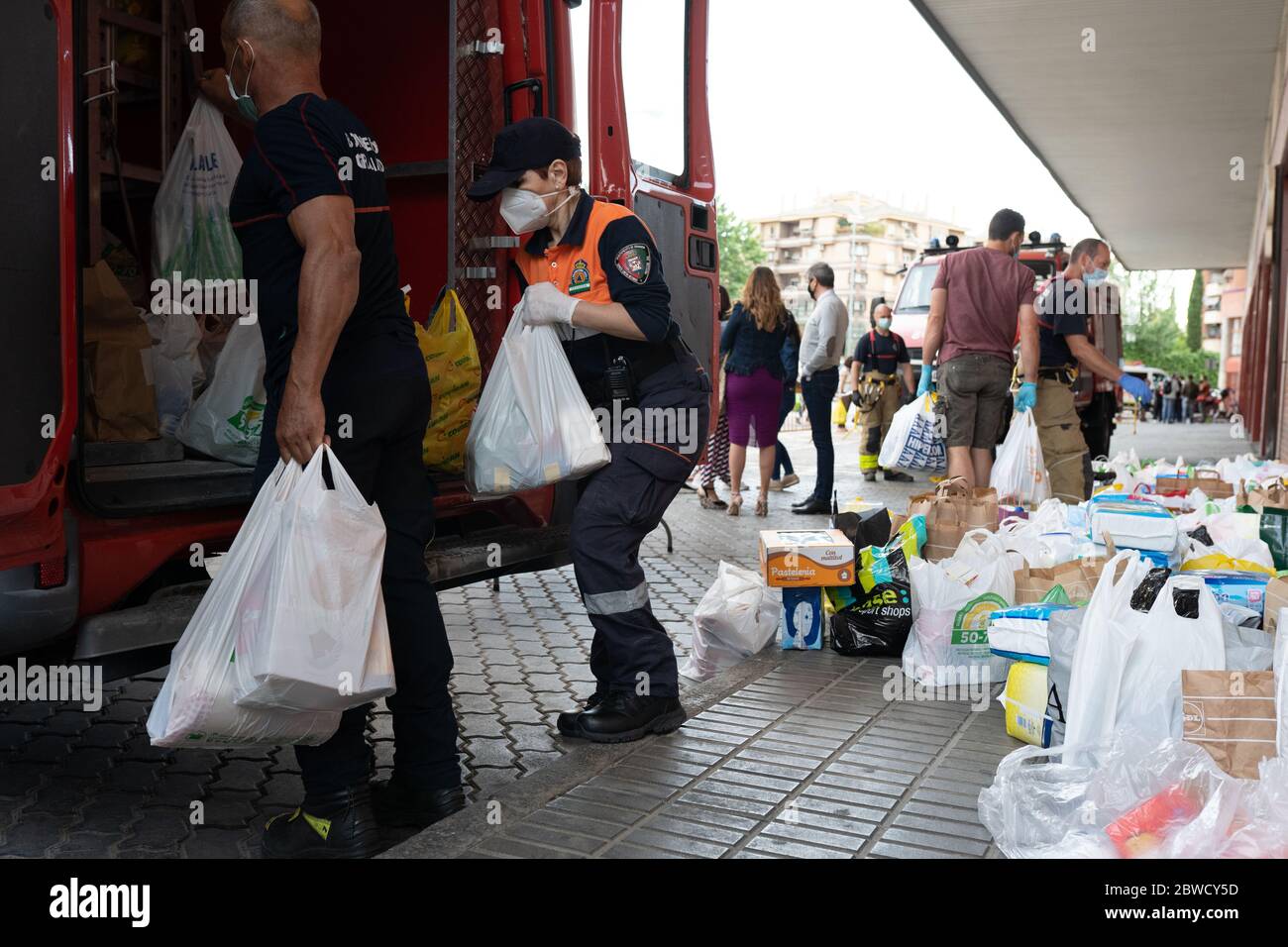 Feuerwehrleute sammeln Lebensmittel und Grundbedürfnisse für die Opfer der Armut aus der Covid-19-Pandemie. Stockfoto