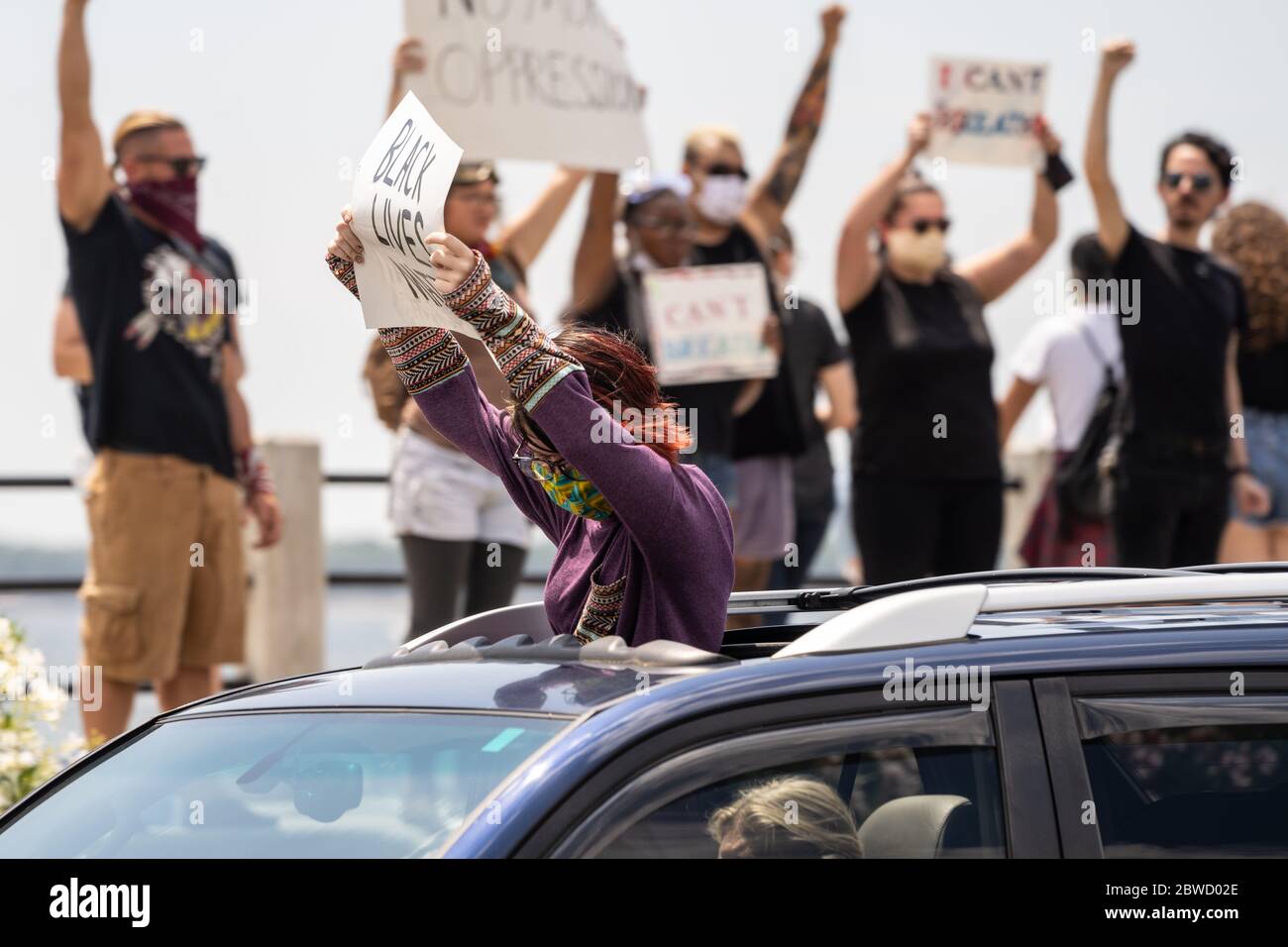Charleston, Usa. Mai 2020. Ein Protestler hält ein Schild aus dem Fenster ihres Autos während einer Demonstration über den Tod von George Floyd, entlang der historischen Batterie 31. Mai 2020 in Charleston, South Carolina. Floyd wurde zu Tode durch die Polizei in Minneapolis, was zu Protesten, die über die Nation fegen, erstickt. Quelle: Richard Ellis/Alamy Live News Stockfoto