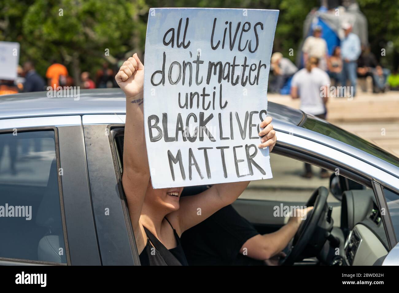 Charleston, Usa. Mai 2020. Ein Protestler hält ein Schild aus dem Fenster ihres Autos während einer Demonstration über den Tod von George Floyd, entlang der historischen Batterie 31. Mai 2020 in Charleston, South Carolina. Floyd wurde zu Tode durch die Polizei in Minneapolis, was zu Protesten, die über die Nation fegen, erstickt. Quelle: Richard Ellis/Alamy Live News Stockfoto