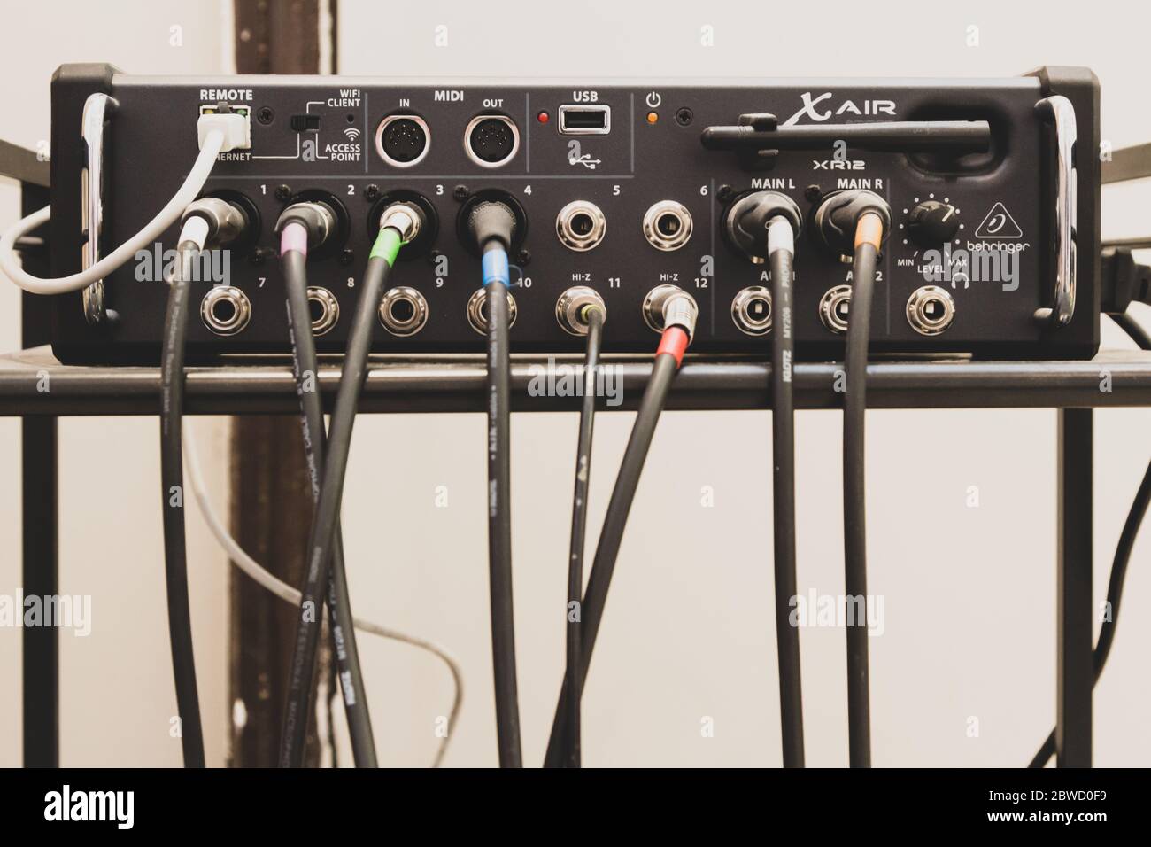 Behringer XR12 Digitalmischer mit Kabeln Stockfoto