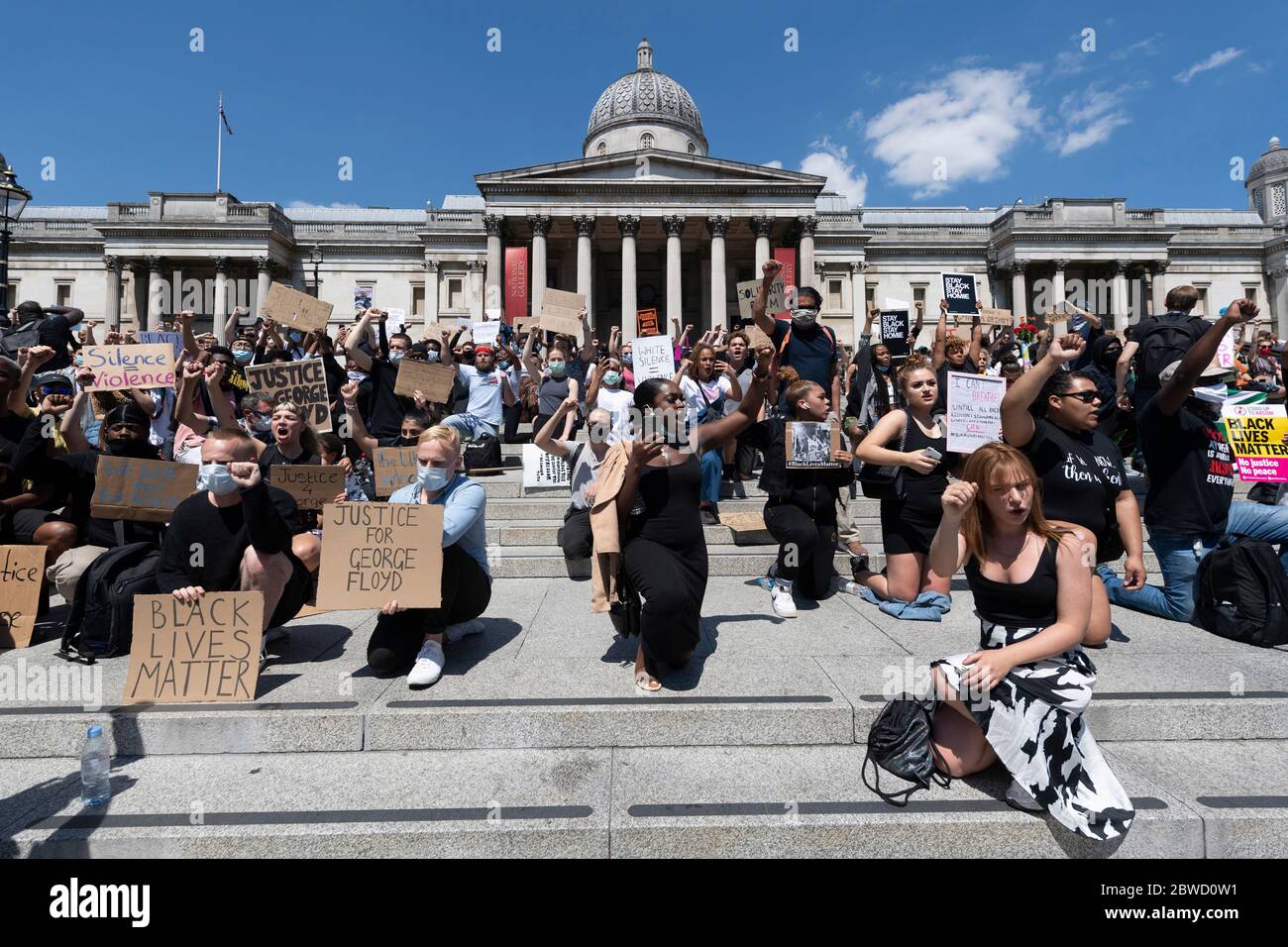 31 Mai 2020. London, Großbritannien. Unterstützer der Gruppe Black Lives Matter inszenieren einen knieenden Protest auf dem Trafalgar Square für den Amerikaner George Floyd w Stockfoto