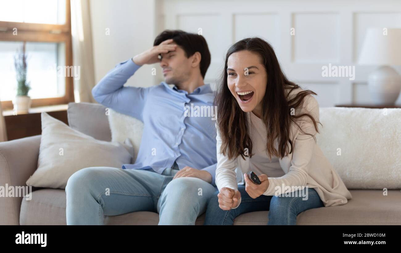 Junges Paar auf dem Sofa entspannen Stimme nicht auf TV-Kanal Stockfoto
