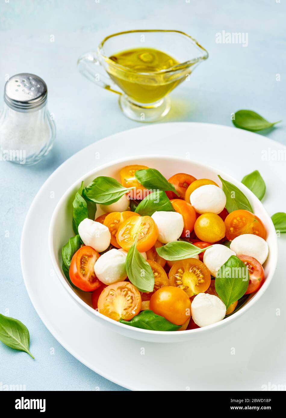 Mozzarella kirschtomatensalat -Fotos und -Bildmaterial in hoher ...