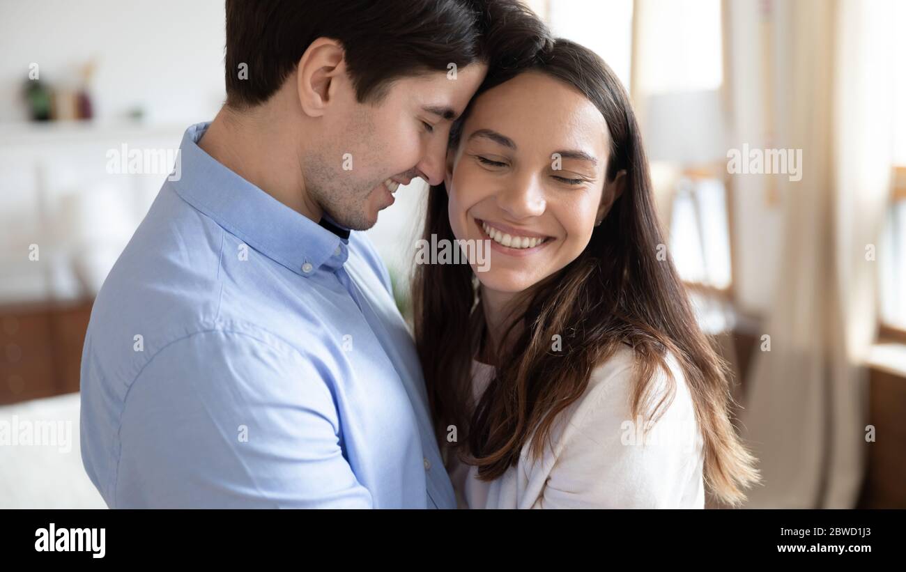 Junge glückliche Paar Umarmung zeigt Liebe und Zuneigung Stockfoto