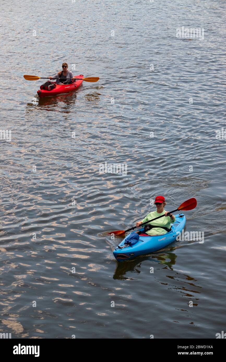 USA Maryland Kajakfahrer Kajak auf dem Potomac River in der Nähe von Seneca Creek in Montgomery County MD Stockfoto