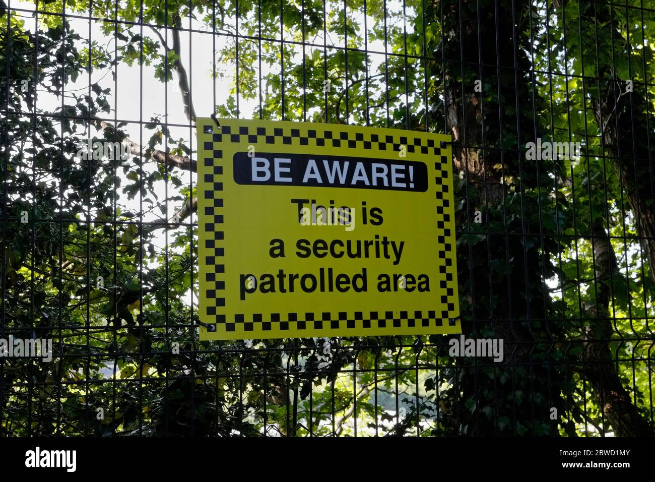 Beachten Sie, dass dies ein Schild mit einem überwachten Sicherheitsbereich ist Stockfoto