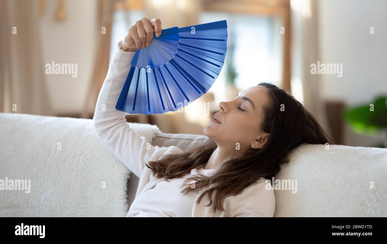 Überhitzte junge Frau atmen frische Luft aus dem Wanker Stockfoto