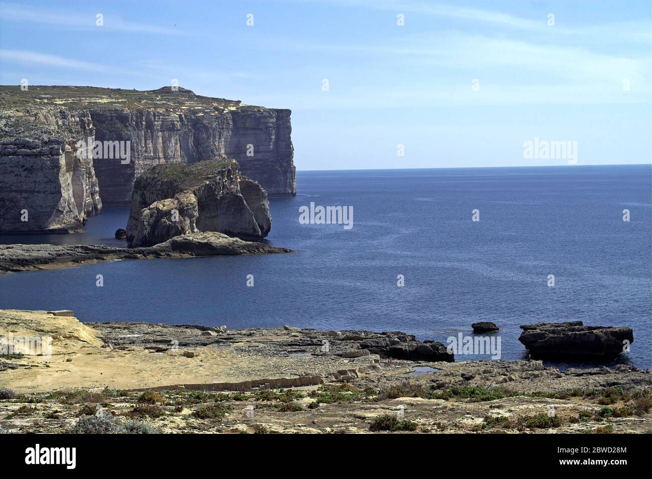 Malta Gozo Küstenklippen in der Dwejra Bay. Küstenklippen in der Bucht von Dwejra. Acantilados costeros en la bahía de Dwejra. Nadmorskie klify 馬耳他，戈佐島，在德韋拉灣的沿海懸崖 Stockfoto