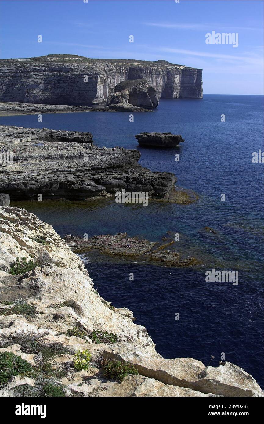 Malta Gozo Küstenklippen in der Dwejra Bay. Küstenklippen in der Bucht von Dwejra. Acantilados costeros en la bahía de Dwejra. Nadmorskie klify 馬耳他，戈佐島，在德韋拉灣的沿海懸崖 Stockfoto