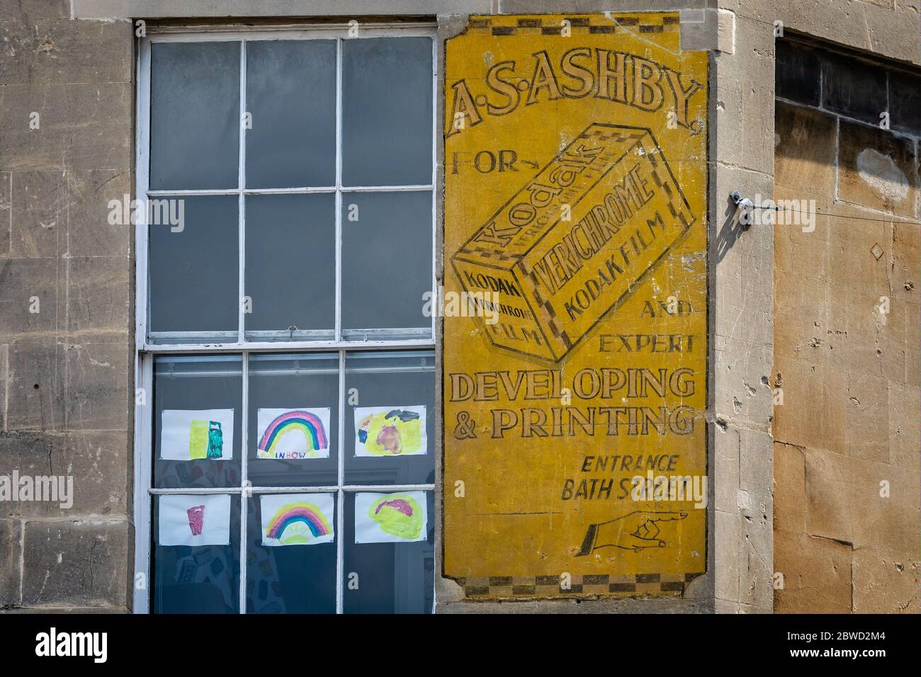 Werbung aus den 1930er Jahren für Kodak Verichrome Film, gemalt an der Straßenwand, wo sich am 31. Mai 2020 ein Geschäft in Frome, Somerset, Großbritannien, aufstellte Stockfoto