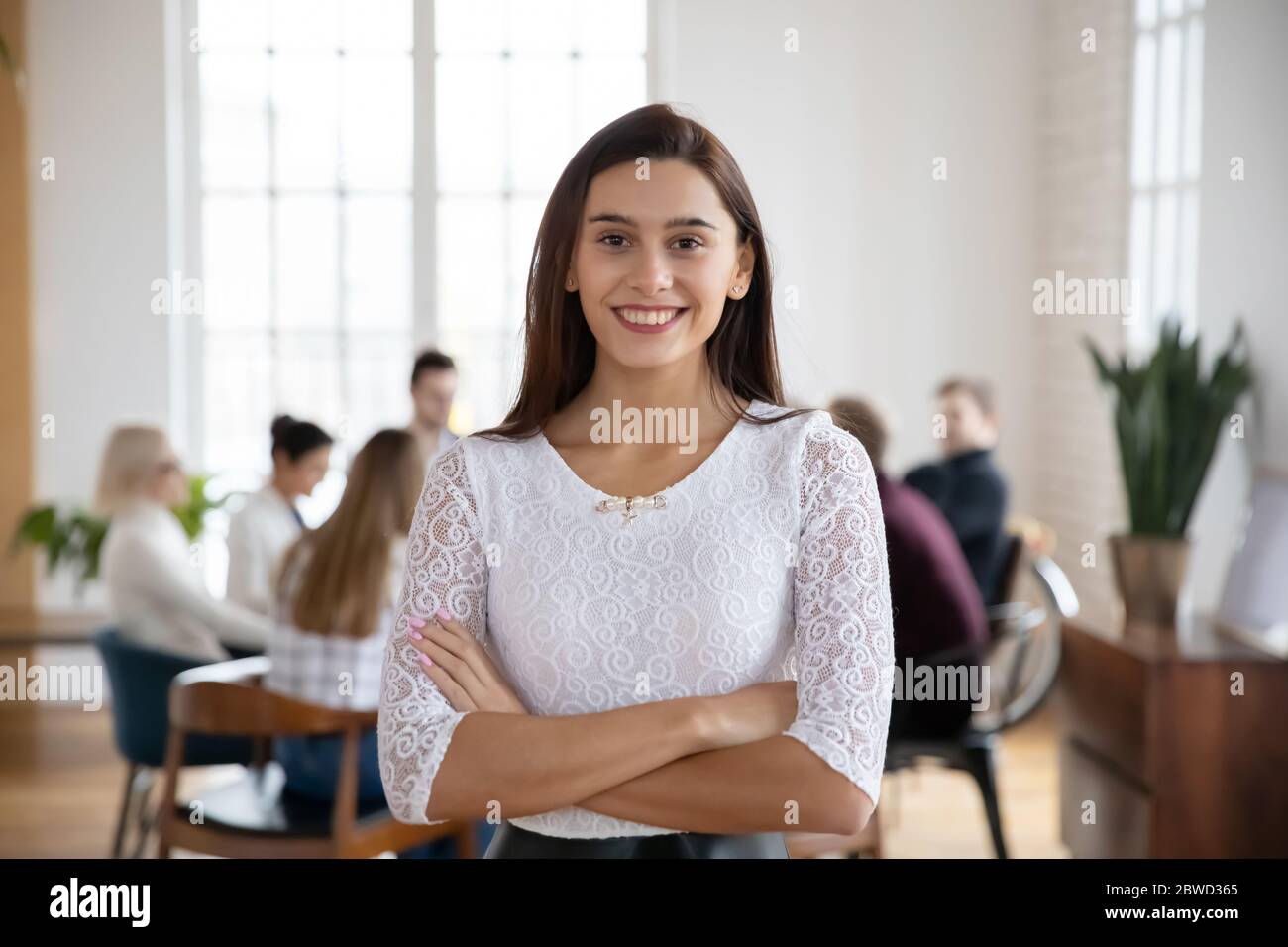 Portrait von lächelnden jungen Mitarbeiter des Unternehmens, in einem modernen Büro. Stockfoto