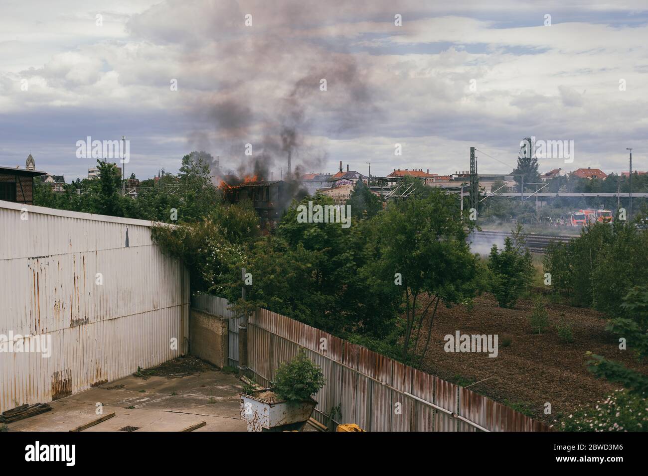 Rauch eines Brandes im Industriegebiet Stockfoto