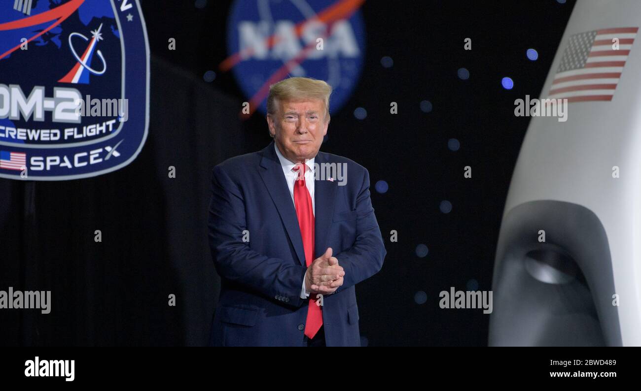 KENNEDY SPACE CENTER, USA - 30. Mai 2020 - Präsident Donald Trump spricht im Fahrzeugbau nach dem Start einer SpaceX Falcon 9 Stockfoto