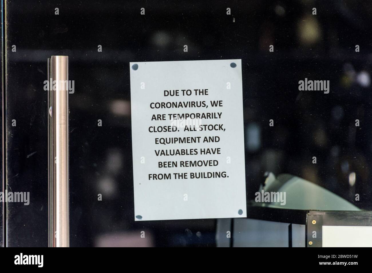 Coronavirus-Laden geschlossen und vor der Tür informiert, dass keine Wertsachen oder Geräte im Geschäft zurückgelassen wurden Stockfoto