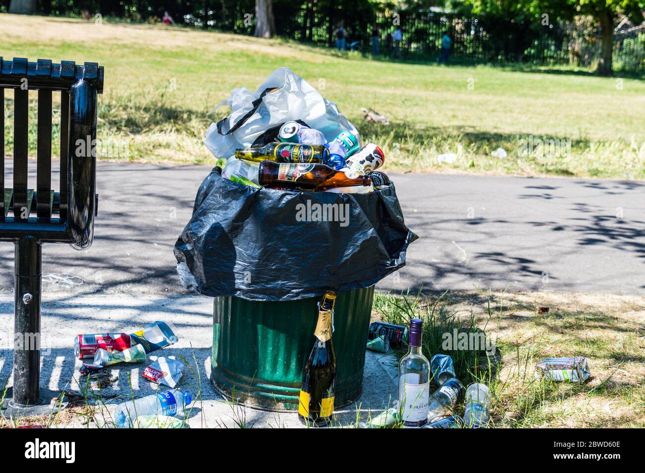 Überlaufende Mülltonnen in London parken an heißen Sommertagen Stockfoto