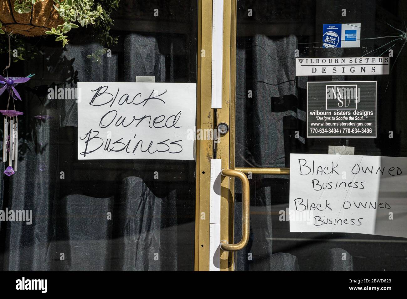 Atlanta, Usa. Mai 2020. Atlanta, GA - 31. Mai 2020: Schwarze Firmenzeichen wurden nach Schäden an den Entwürfen von Wilbourn Sisters auf der Peachtree Street, die am Wochenende vom 31. Mai 2020 in Atlanta, Georgia, durch Randalierer verursacht wurden, angebracht. Quelle: Sanjeev Singhal/Der Fotozugang Quelle: Der Fotozugang/Alamy Live News Stockfoto