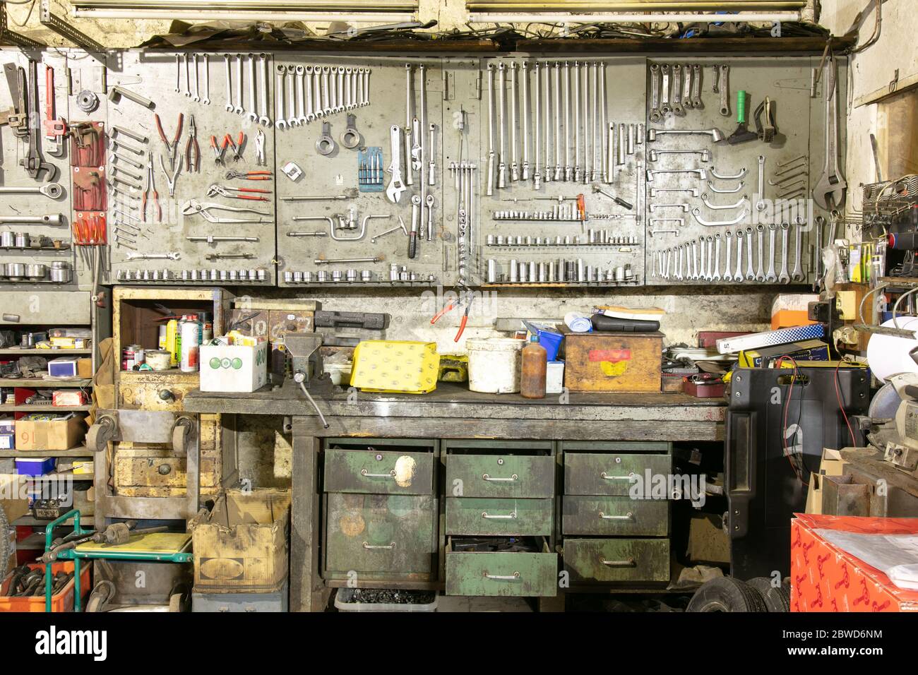 Werkzeuge in der Werkstatt eines Automechanikers mit alten Schubladen Stockfoto