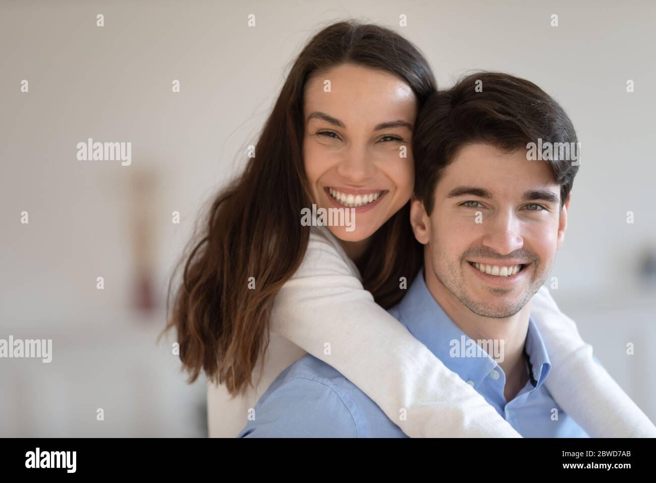 Portrait des glücklichen jungen Paares viel Spaß zu Hause Stockfoto