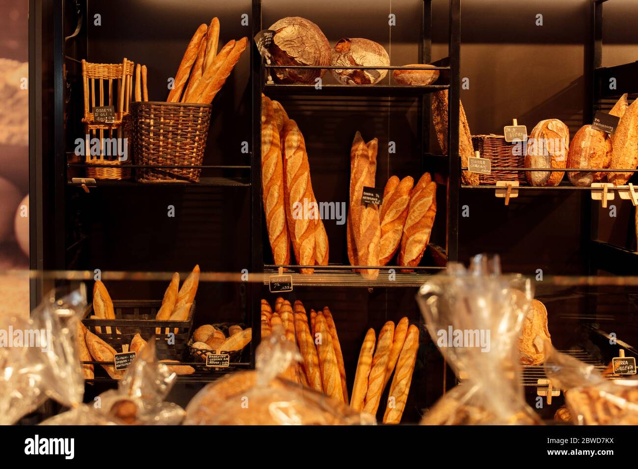 Selektiver Fokus von Baguettes und Brot auf Bäckerei-Schaufenster in Katalonien, Spanien Stockfoto