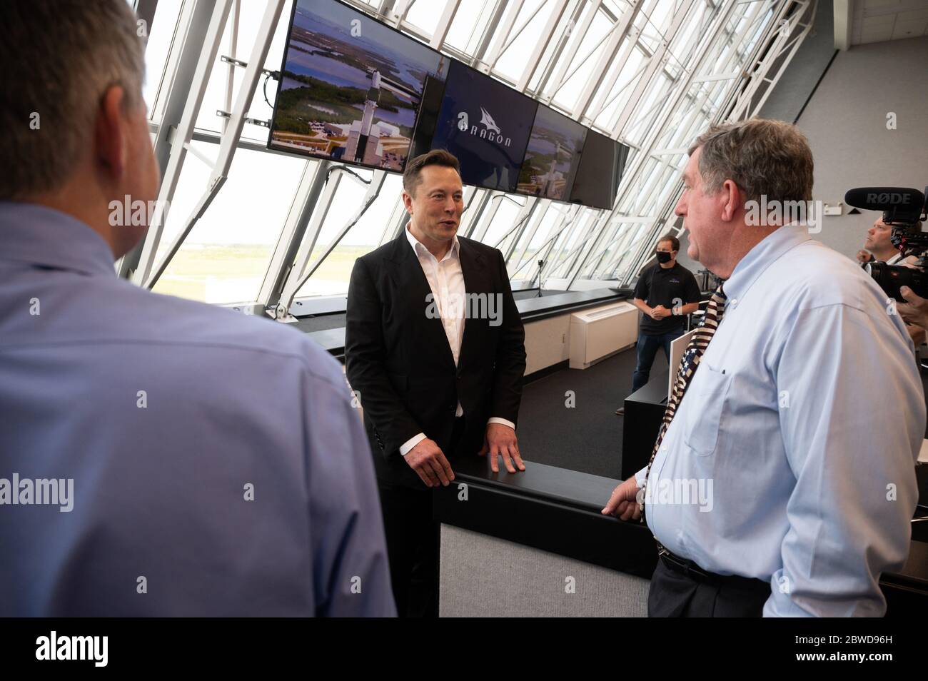 KENNEDY SPACE CENTER, USA - 30. Mai 2020 - Elon Musk, Chefingenieur von SpaceX, spricht mit dem NASA-Programm für Internationale Raumstation, Manager Kirk Shireman, Stockfoto