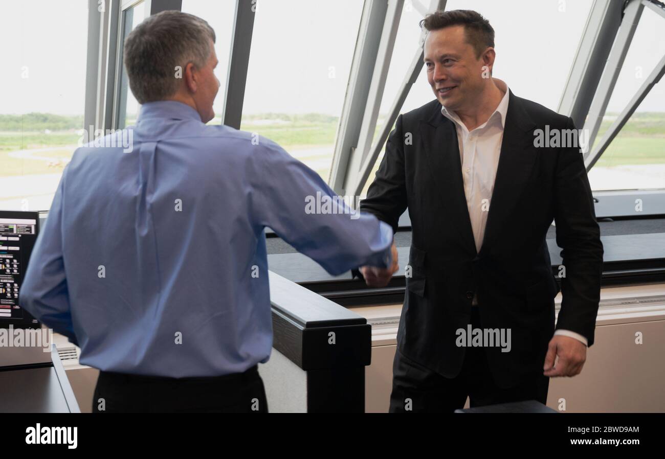 KENNEDY SPACE CENTER, USA - 30. Mai 2020 - Elon Musk, Chefingenieur von SpaceX, spricht mit dem NASA-Programm für Internationale Raumstation, Manager Kirk Shireman, Stockfoto