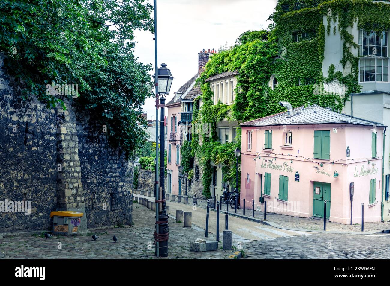 Paris, Frankreich - 12. Mai 2020: Montmartre. Das rosa Haus während der Haft gegen Coronavirus Stockfoto