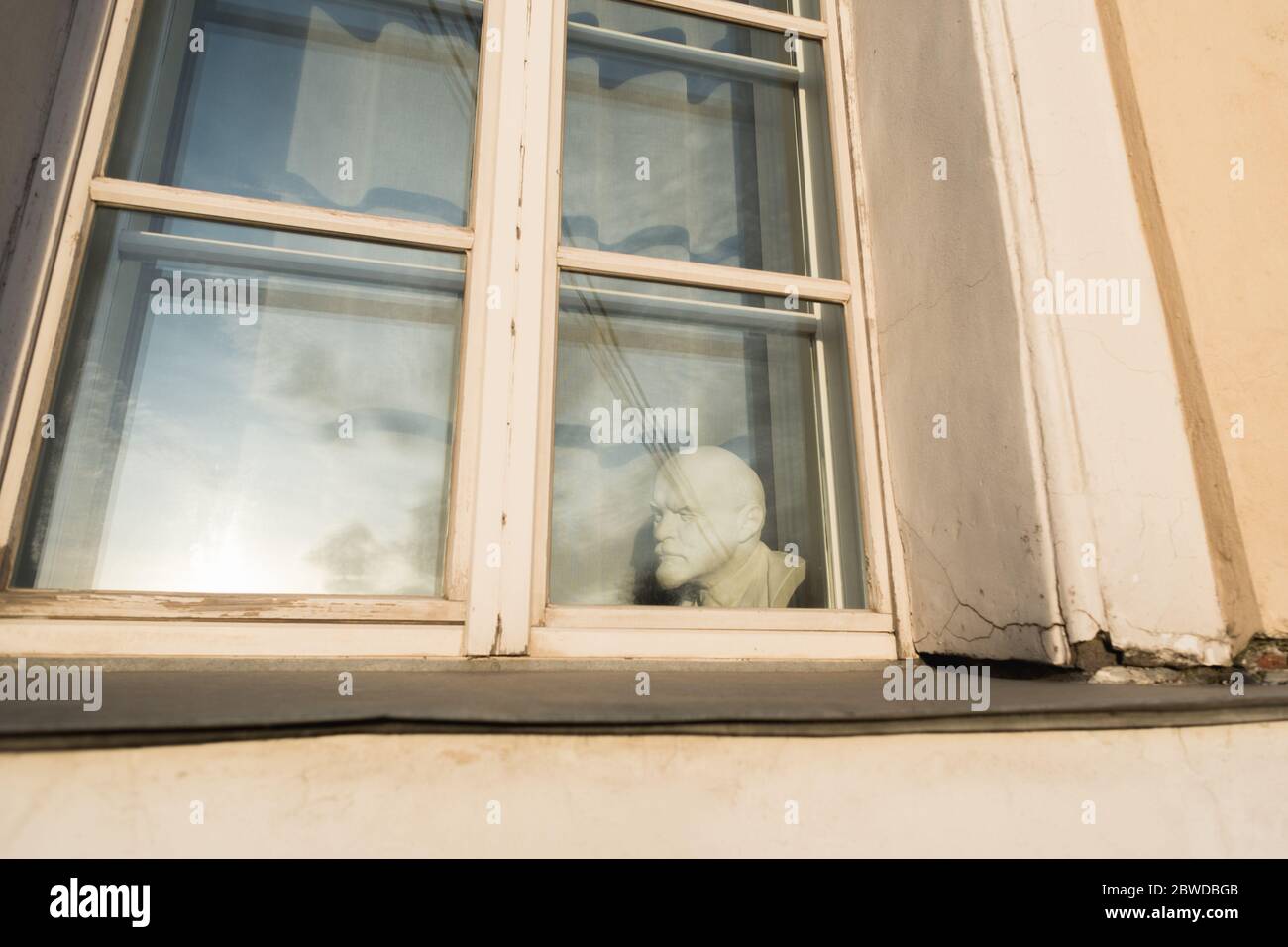 Sankt Petersburg, Russland - 25. März 2020: Eine Gipsbüste von Wladimir Lenin im Fenster eines Hauses am Ufer der Fontanka. Stockfoto