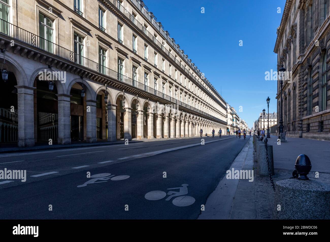 Paris, Frankreich - 29. Mai 2020: Radler fährt während der COVID-19-Pandemic-Sperre in Paris auf einer leeren Straße (Rue de Rivoli) Stockfoto