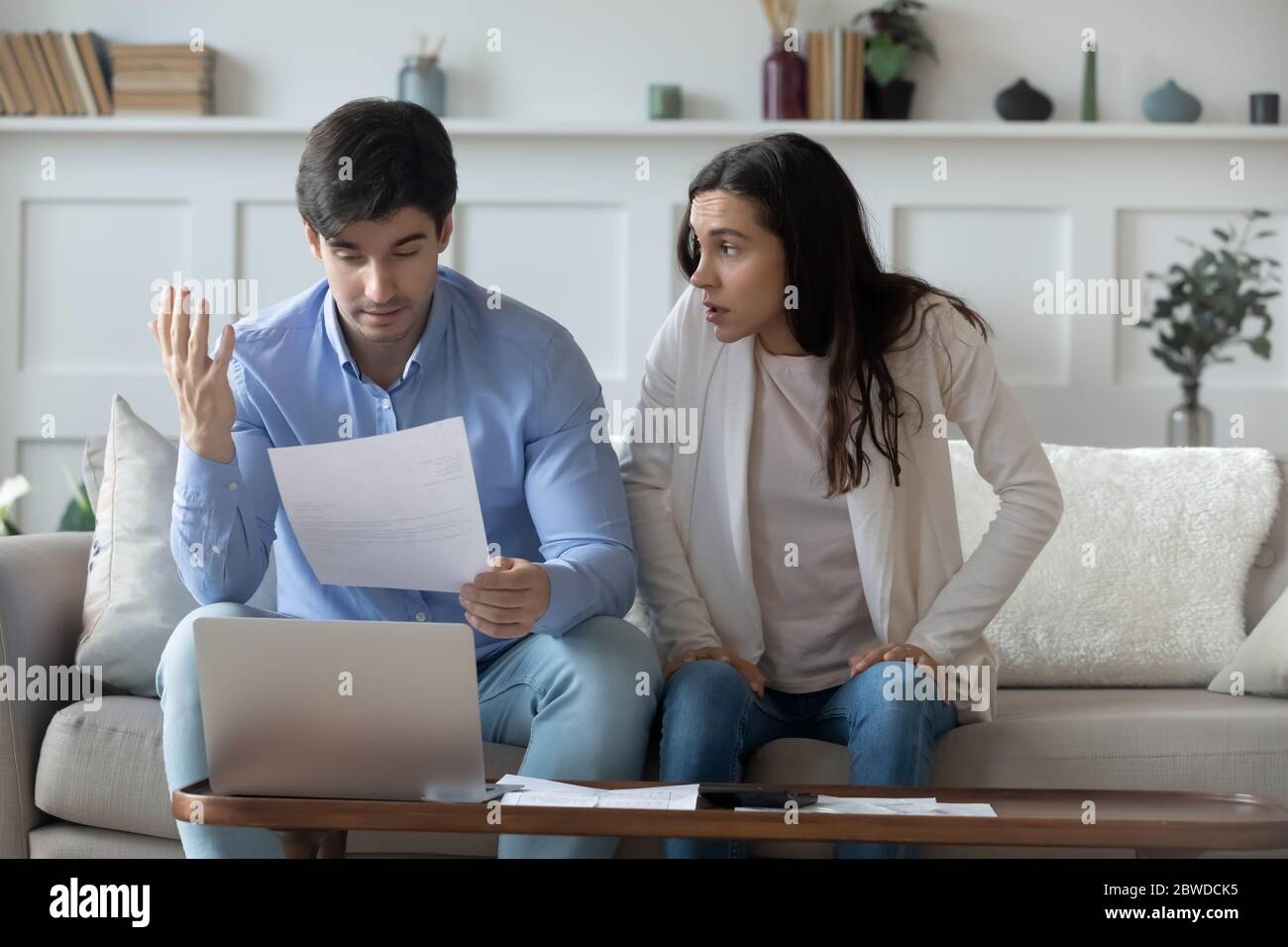Ängstliches Paar kämpfen um finanzielle Probleme der Familie Stockfoto
