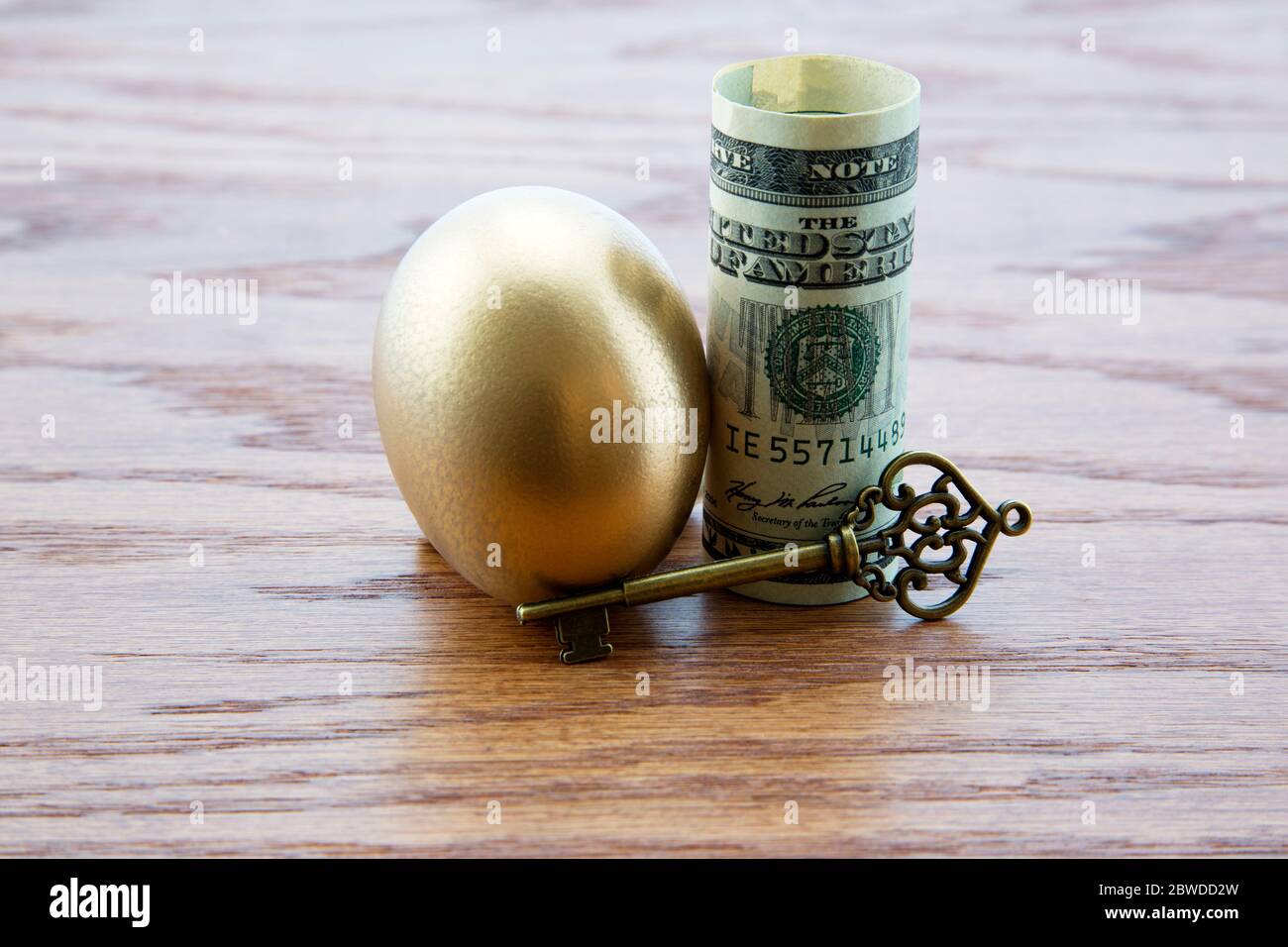 Messingschlüssel, Gold Ey und Dollar Währung auf Holz Hintergrund spiegeln einen besten Zugang Weg zum Erfolg Stockfoto