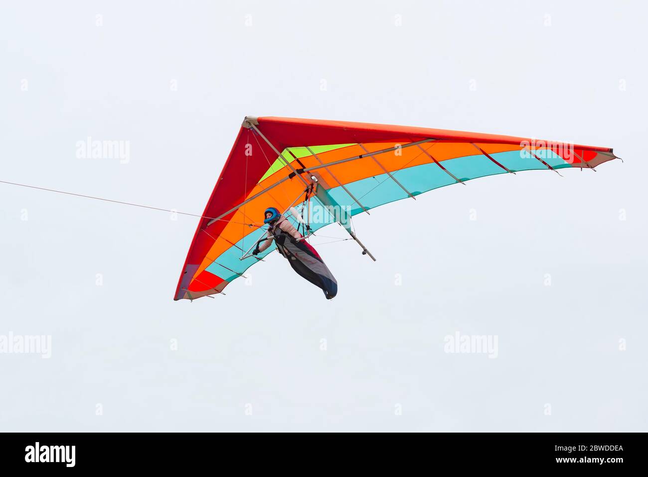 2020-05-24, Fasova, Ukraine. Tapferes Mädchen Pilot auf ihrem bunten Flügel. Traum vom Fliegen wird wahr Stockfoto