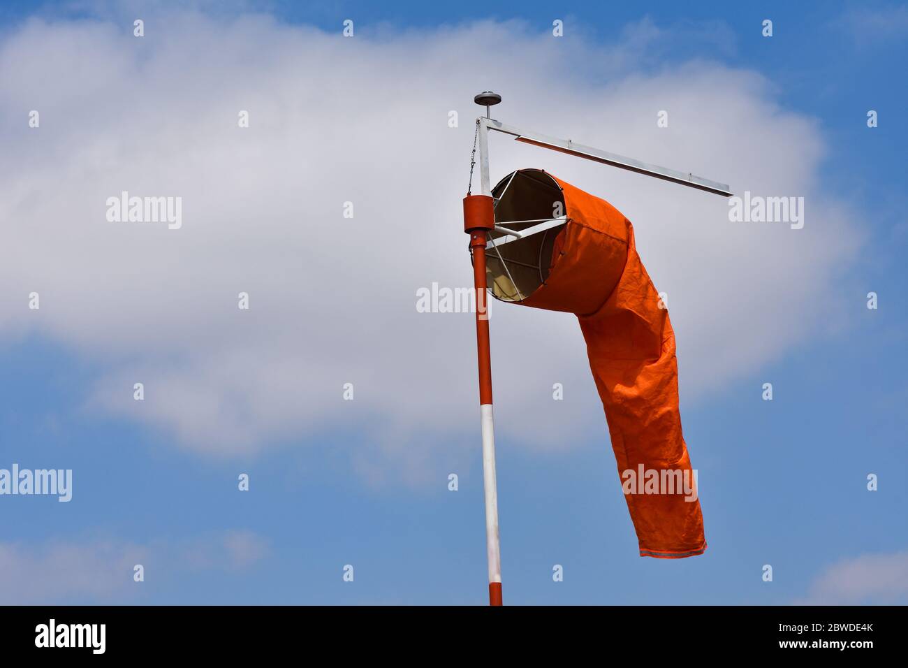 Helle Orange Flughafen Windanzeige Socke Stockfoto