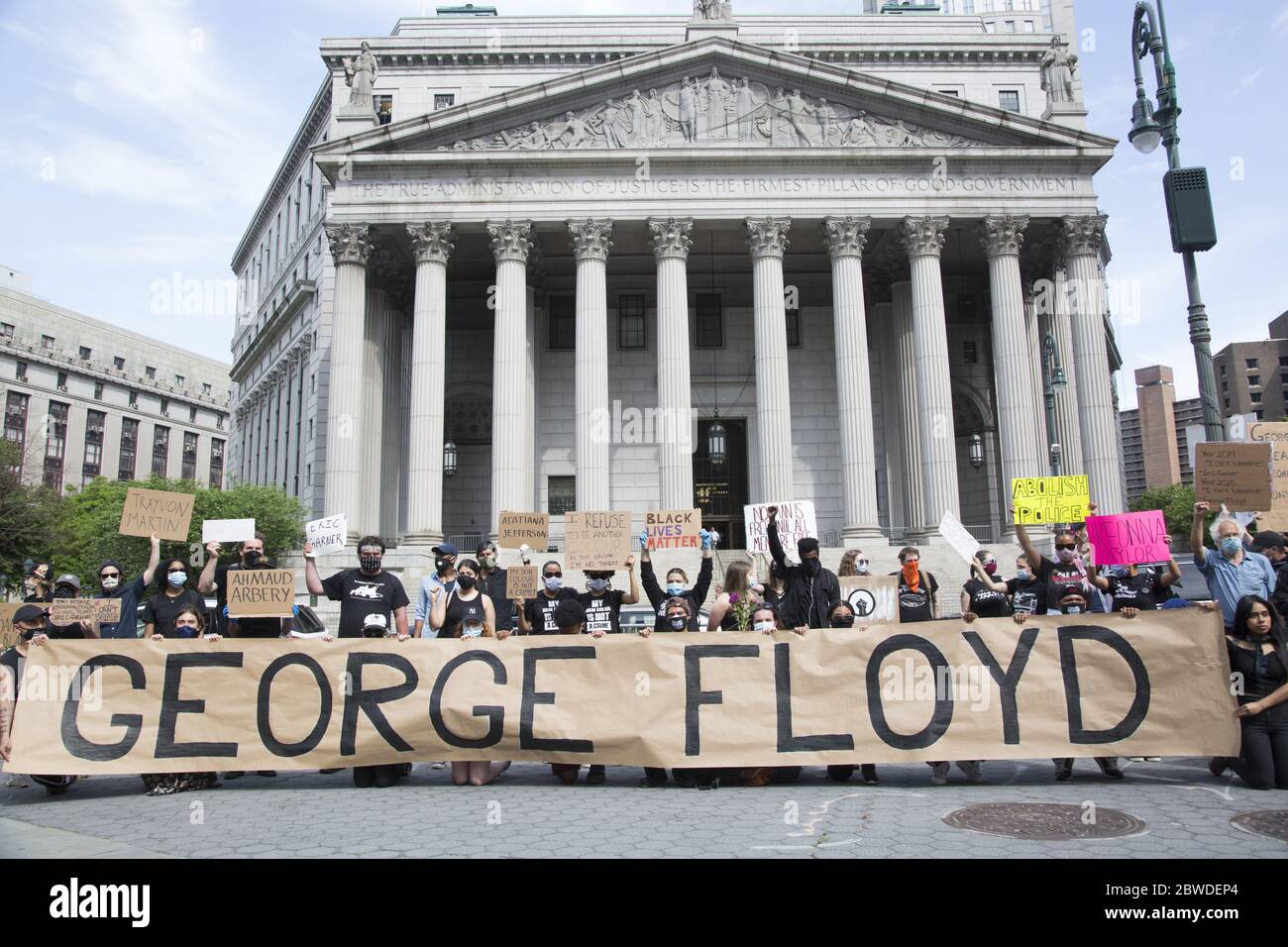 Demonstration und marsch in NYC, um eine Botschaft zu senden, dass der Mord an Schwarzen durch die Polizei nicht weitergehen kann. Der Mord an George Floyd in Minneapolis durch einen offensichtlich geistig verwirbelten Polizeibeamten hätte nie geschehen sollen. Das gesamte Justizsystem in den USA hat einmal zu viele Köpfe gewendet. Stockfoto