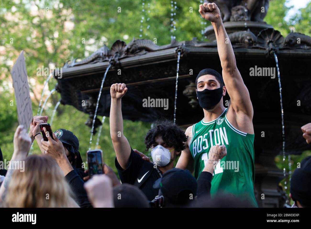 Boston, Usa. Mai 2020. Enes Kanter von der Boston Celtics (R) schließt sich Demonstranten bei einer Kundgebung für George Floyd auf Boston Common in Boston am Sonntag, 31. Mai 2020. Im ganzen Land sind als Reaktion auf die Ermordung von George Floyd durch die Polizei in Minneapolis am 25. Mai Unruhen ausgebrochen. Foto von Matthew Healey/UPI Quelle: UPI/Alamy Live News Stockfoto