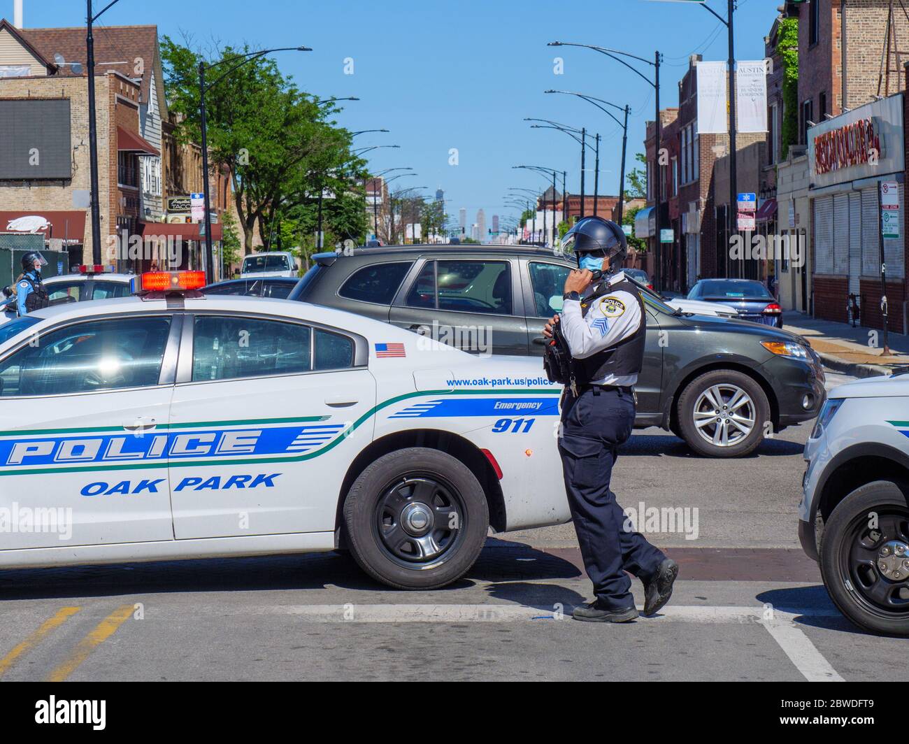 Oak Park August 2020. Polizeibeamte und Fahrzeuge von Oak Park blockieren die Chicago Avenue am Austin Boulevard, der Grenze zur Stadt Chicago. Die Polizei von Chicago forderte die Schließung der Straße aufgrund von Unruhen aufgrund von Protesten des Todes von George Floyd, einem schwarzen Mann, der von einem Polizisten aus Minneapolis, Minnesota, getötet wurde, der wegen Mordes angeklagt wurde. Dieser Blick ist nach Osten vom Oak Park in die Stadt. Stockfoto