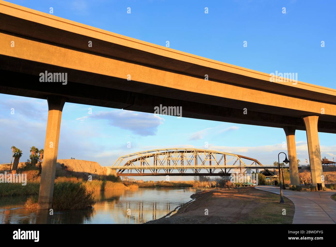 Interstate 8 Bridge over the Colorado River, Gateway Park, Yuma, Arizona, USA Stockfoto