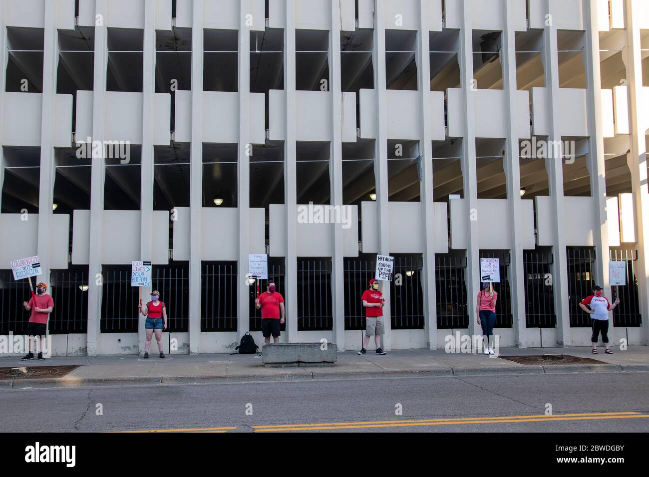 St. Paul Krankenschwestern protestieren gegen das Fehlen von Masken und Peelings während der Pandemie. Mit sozialen Distanzierungen während auf ihren Kreisen sechs Gebühr stehen Stockfoto