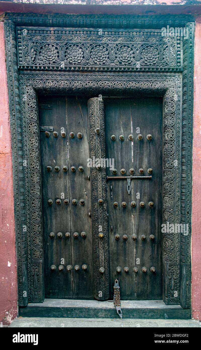 Geschnitzte hölzerne omanische Tür gefunden in Fort Jesus Stockfoto