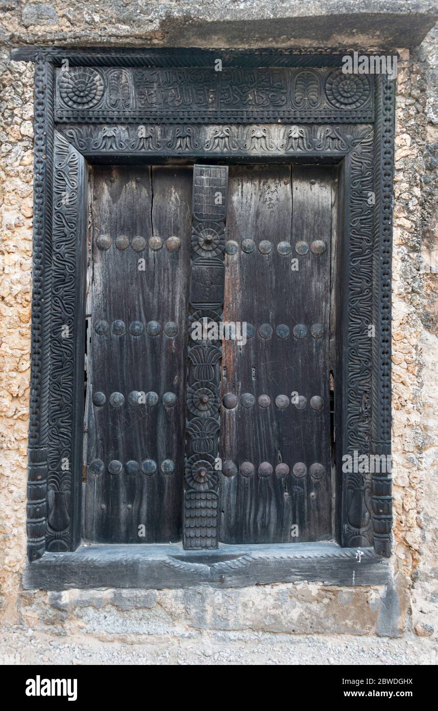 Geschnitzte hölzerne omanische Tür gefunden in Fort Jesus Stockfoto